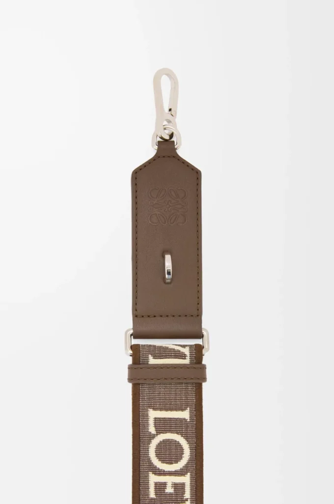 Anagramrem i jacquard och kalvskinn, mörk cigar Anagramrem i jacquard och kalvskinn, mörk cigar