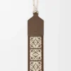 Anagramrem i jacquard och kalvskinn, mörk cigar Anagramrem i jacquard och kalvskinn, mörk cigar