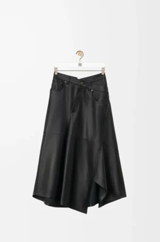 Asymmetrisk kjol i satin nappa lammskinn Svart