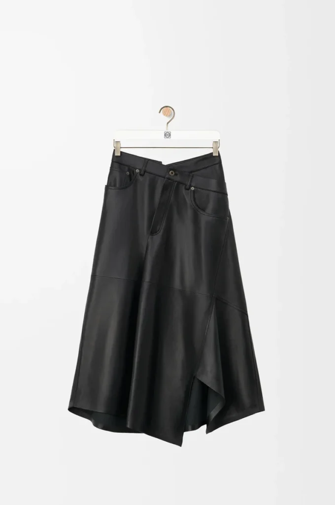 Asymmetrisk kjol i satin nappa lammskinn Svart Asymmetrisk kjol i satin nappa lammskinn Svart