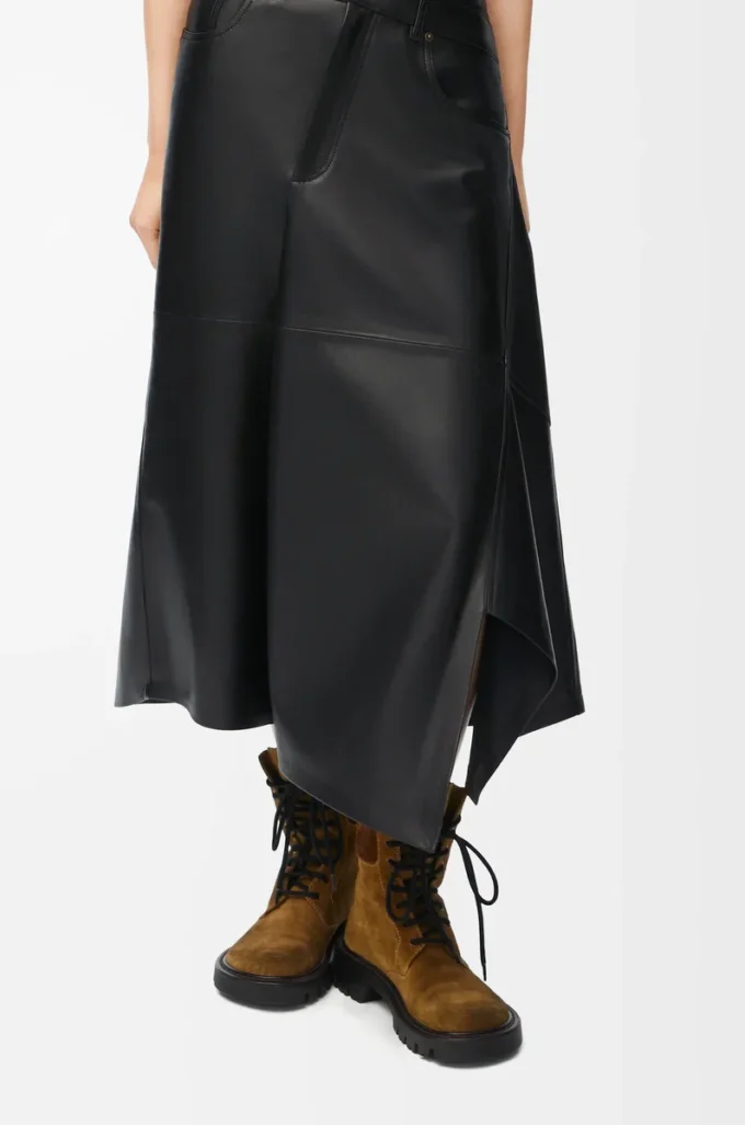 Asymmetrisk kjol i satin nappa lammskinn Svart Asymmetrisk kjol i satin nappa lammskinn Svart