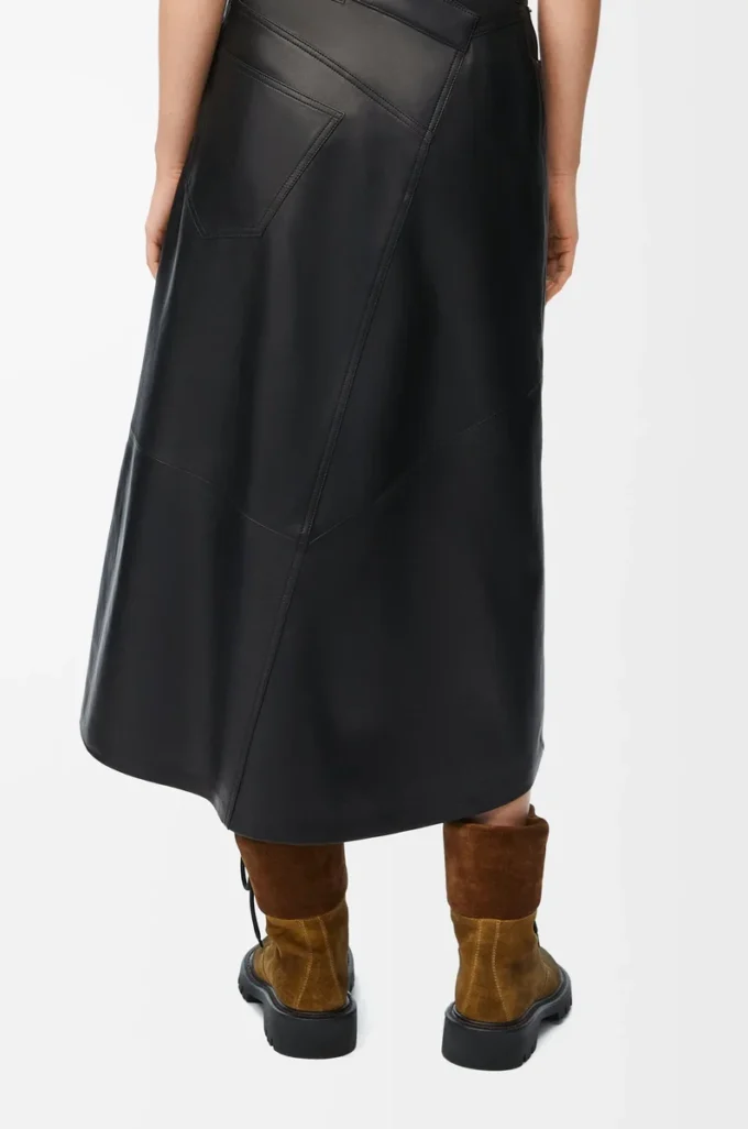 Asymmetrisk kjol i satin nappa lammskinn Svart Asymmetrisk kjol i satin nappa lammskinn Svart