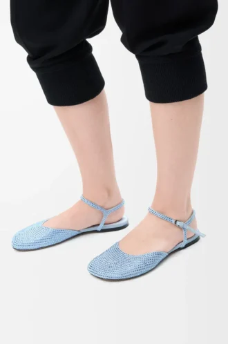 Ballerinaskor med ankelrem i rhinestone-dekorerat mocka, babyblå