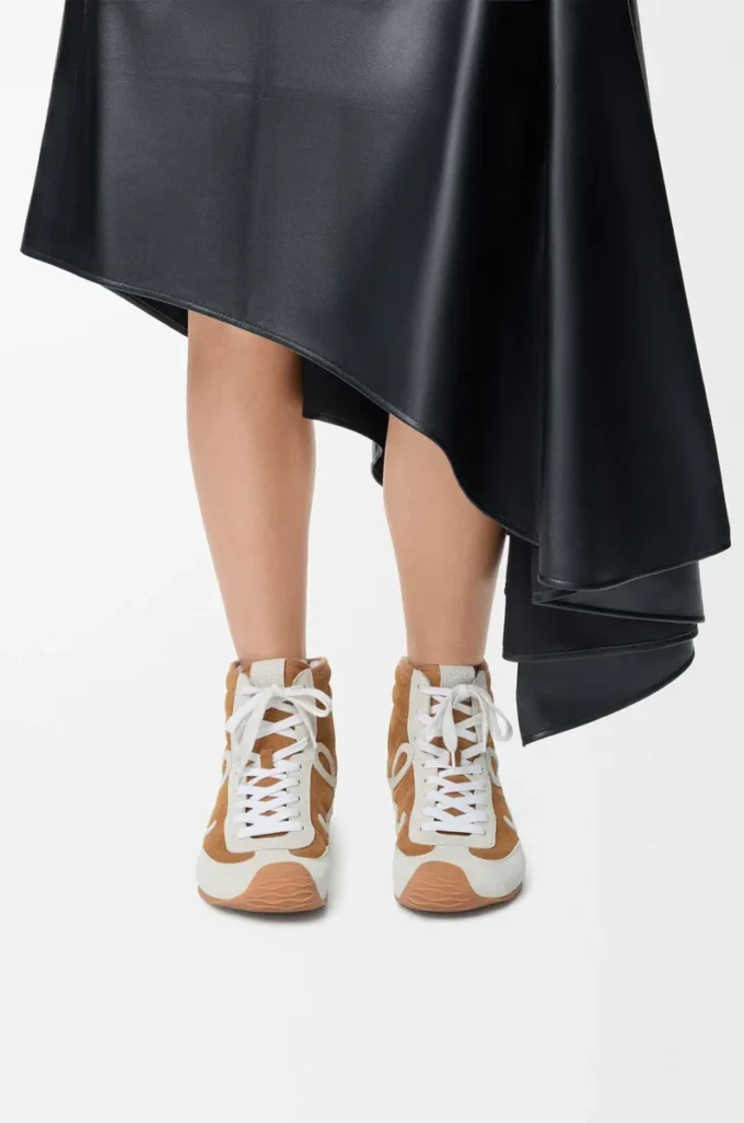 Ballet Runner 2.0 hög modell i mocka och shearling Tan/vit Ballet Runner 2.0 hög modell i mocka och shearling Tan/vit