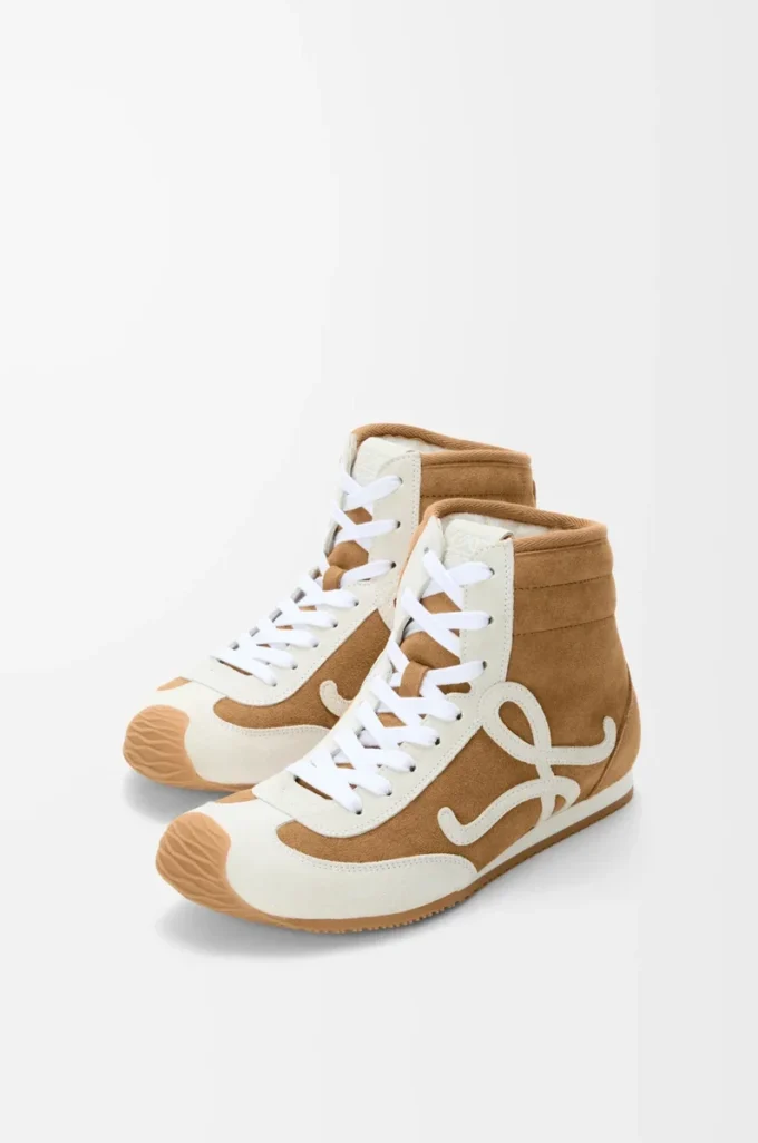 Ballet Runner 2.0 hög modell i mocka och shearling Tan/vit Ballet Runner 2.0 hög modell i mocka och shearling Tan/vit
