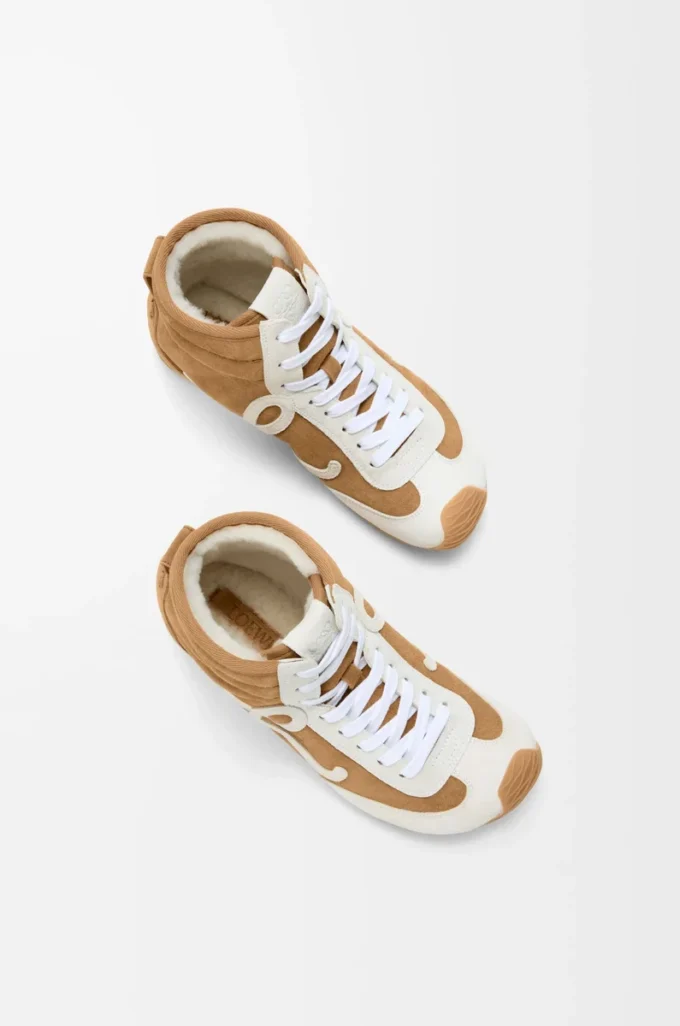 Ballet Runner 2.0 hög modell i mocka och shearling Tan/vit Ballet Runner 2.0 hög modell i mocka och shearling Tan/vit