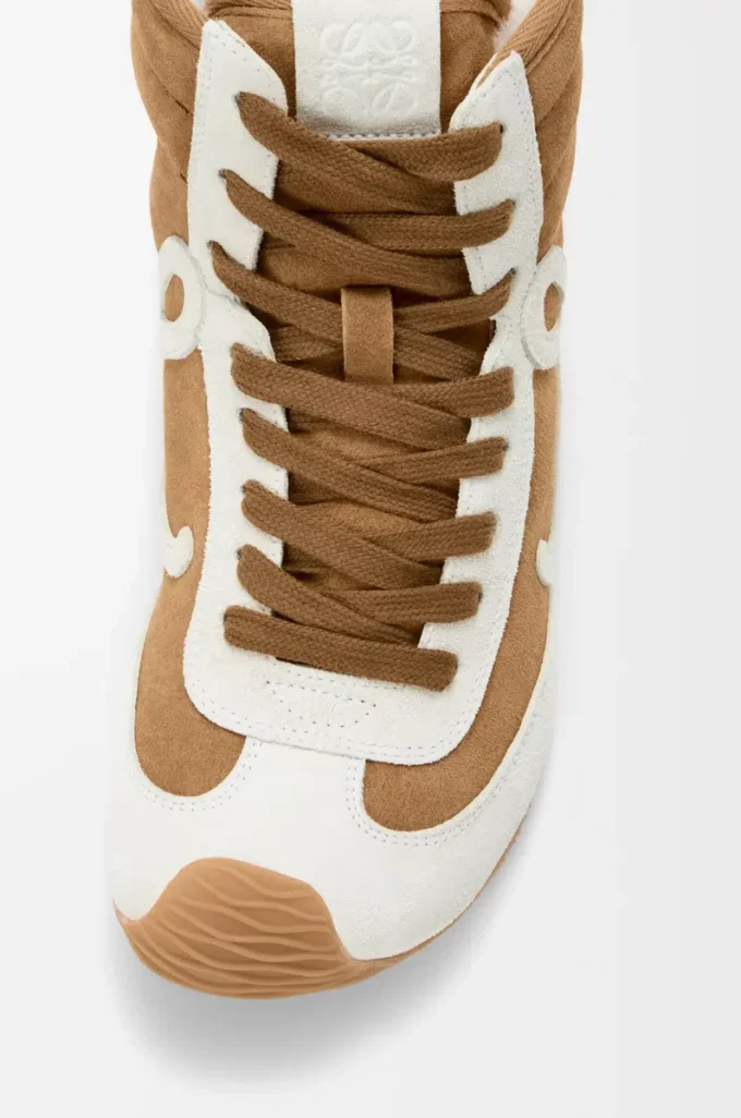Ballet Runner 2.0 hög modell i mocka och shearling Tan/vit Ballet Runner 2.0 hög modell i mocka och shearling Tan/vit