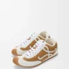Ballet Runner 2.0 i mocka och shearling Tan/Vit