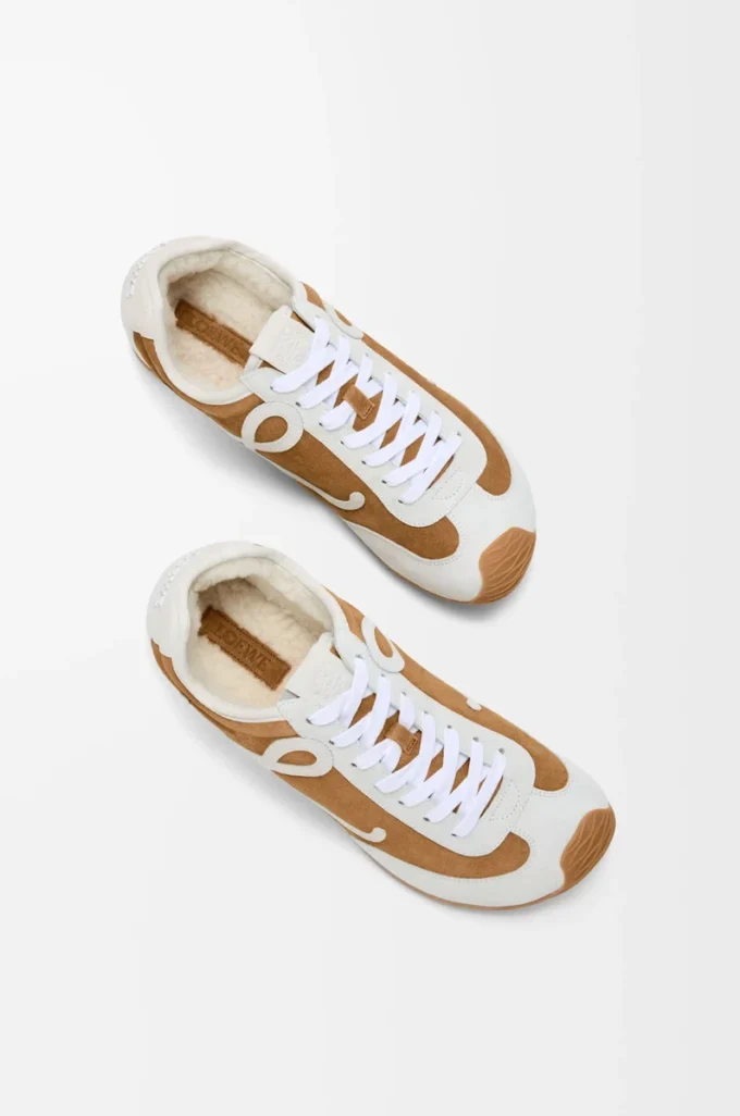 Ballet Runner 2.0 i mocka och shearling Tan/Vit