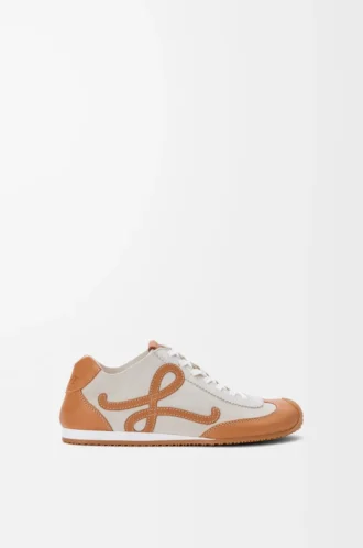Ballet Runner 2.0 ofodrad i hjortskinn och vegetabiliskt garvat kalvskinn Soft White/Tan