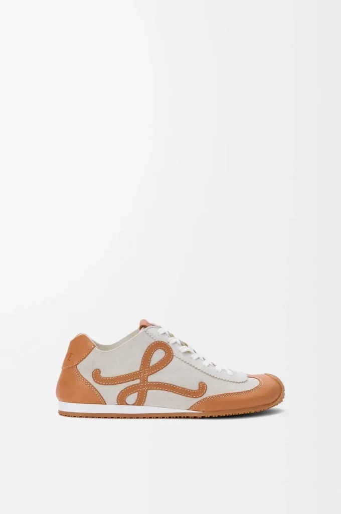 Ballet Runner 2.0 ofodrad i hjortskinn och vegetabiliskt garvat kalvskinn Soft White/Tan