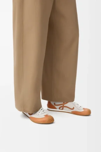 Ballet Runner 2.0 ofodrad i hjortskinn och vegetabiliskt garvat kalvskinn Soft White/Tan