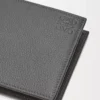 Bifold myntplånbok i mjukt kornat kalvskinn Anthracite Bifold myntplånbok i mjukt kornat kalvskinn Anthracite