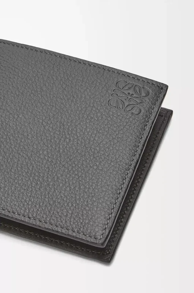 Bifold myntplånbok i mjukt kornat kalvskinn Anthracite Bifold myntplånbok i mjukt kornat kalvskinn Anthracite