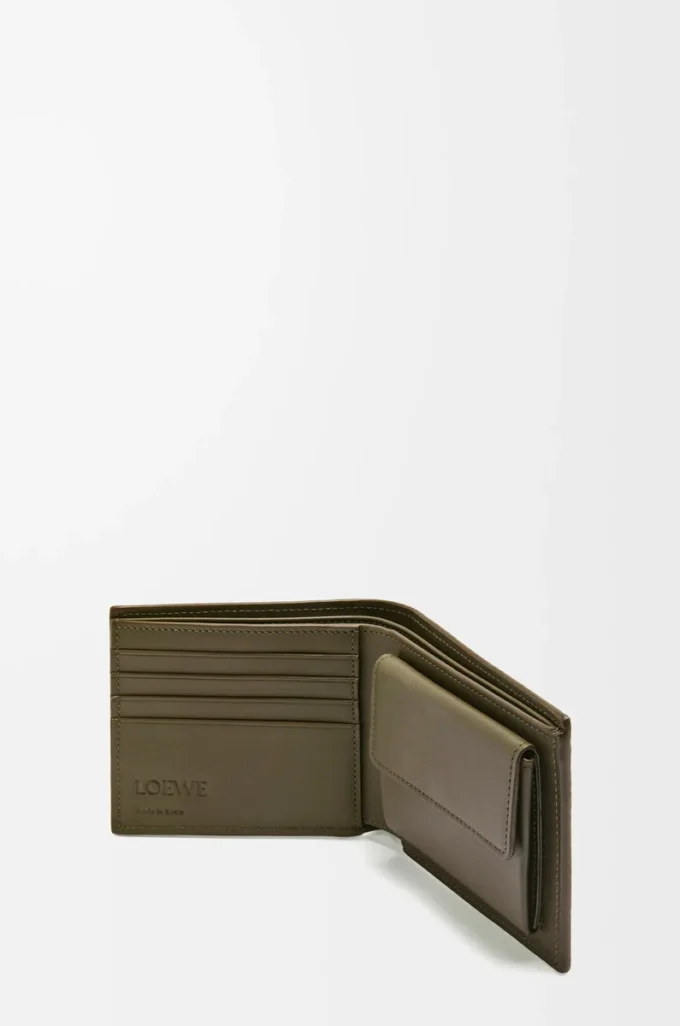 Bifold-myntplånbok i texturerat klassiskt kalvskinn Dark Khaki Bifold-myntplånbok i texturerat klassiskt kalvskinn Dark Khaki