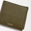 Bifold-myntplånbok i texturerat klassiskt kalvskinn Dark Khaki Bifold-myntplånbok i texturerat klassiskt kalvskinn Dark Khaki