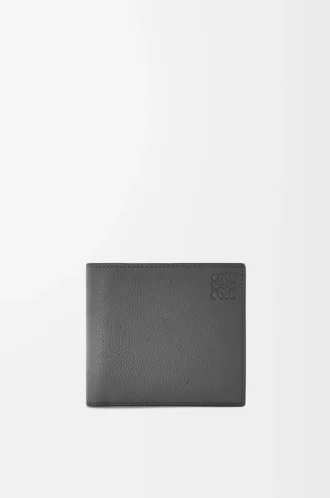 bifold plnbok i mjukt kornat kalvskinn anthracite 1 330x498 - Bifold pl&aring;nbok i mjukt kornat kalvskinn Anthracite