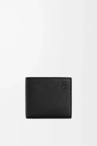 bifold plnbok i mjukt kornat kalvskinn svart 1 330x498 - Bifold pl&aring;nbok i mjukt kornat kalvskinn Svart