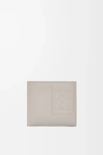 bifold plnbok i satin kalvskinn shell grey 1 330x498 - Bifold pl&aring;nbok i satin kalvskinn Shell Grey