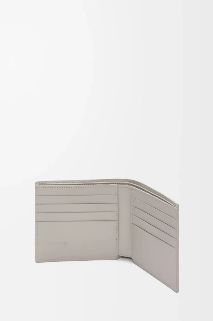 Bifold plånbok i satin kalvskinn Shell Grey