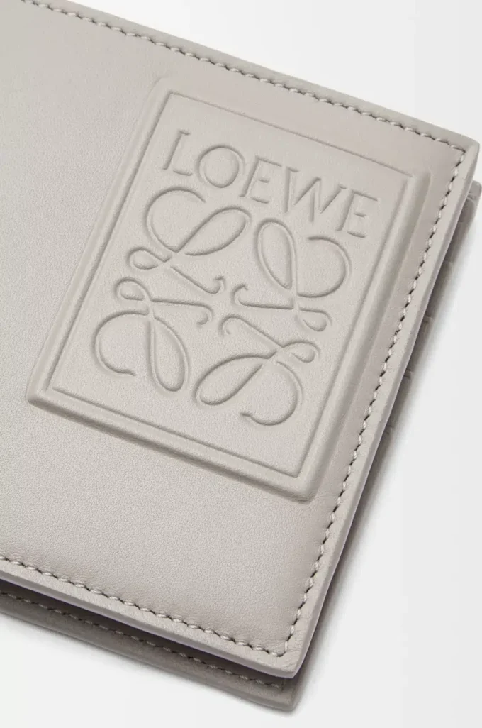 Bifold plånbok i satin kalvskinn Shell Grey