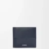 Bifold plånbok i texturerat klassiskt kalvskinn Deep Navy Bifold plånbok i texturerat klassiskt kalvskinn Deep Navy