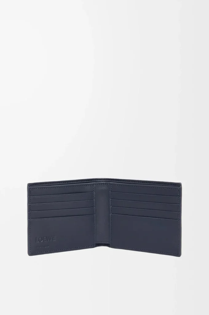Bifold plånbok i texturerat klassiskt kalvskinn Deep Navy Bifold plånbok i texturerat klassiskt kalvskinn Deep Navy
