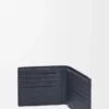 Bifold plånbok i texturerat klassiskt kalvskinn Deep Navy Bifold plånbok i texturerat klassiskt kalvskinn Deep Navy