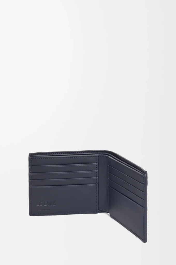 Bifold plånbok i texturerat klassiskt kalvskinn Deep Navy Bifold plånbok i texturerat klassiskt kalvskinn Deep Navy