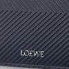 Bifold plånbok i texturerat klassiskt kalvskinn Deep Navy Bifold plånbok i texturerat klassiskt kalvskinn Deep Navy