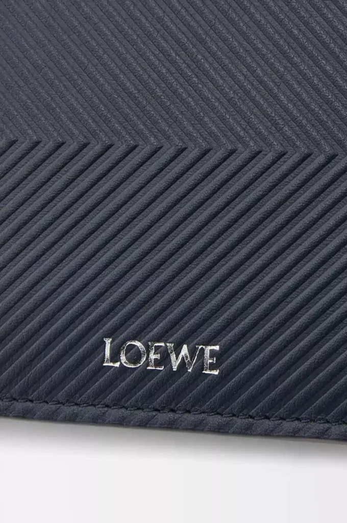 Bifold plånbok i texturerat klassiskt kalvskinn Deep Navy Bifold plånbok i texturerat klassiskt kalvskinn Deep Navy