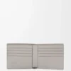 Bifold plånbok i texturerat klassiskt kalvskinn Shell Grey Bifold plånbok i texturerat klassiskt kalvskinn Shell Grey