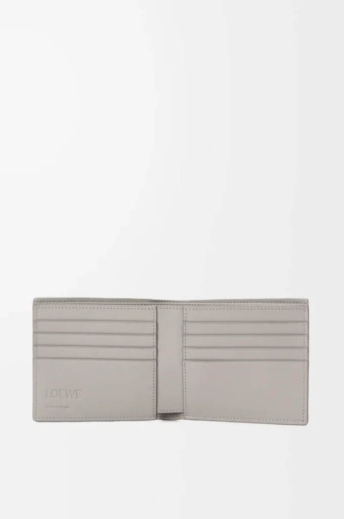 Bifold plånbok i texturerat klassiskt kalvskinn Shell Grey Bifold plånbok i texturerat klassiskt kalvskinn Shell Grey