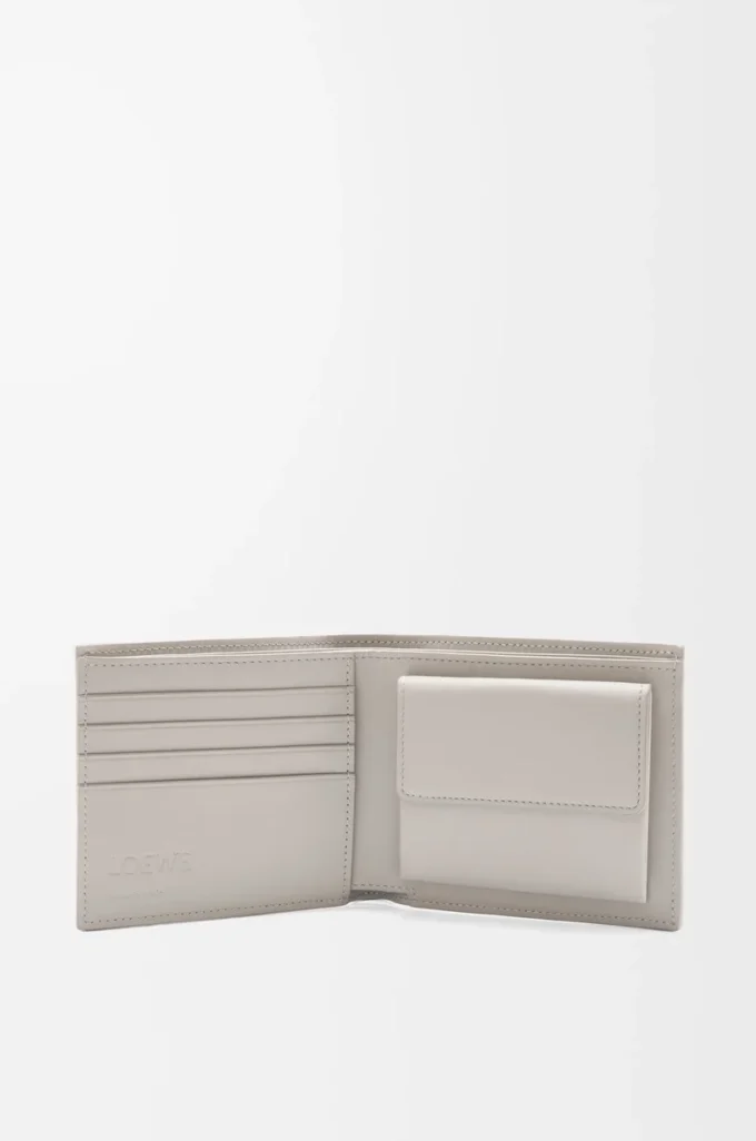Bifold-plånbok i texturerat klassiskt kalvskinn Shell Grey Bifold-plånbok i texturerat klassiskt kalvskinn Shell Grey