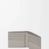 Bifold plånbok i texturerat klassiskt kalvskinn Shell Grey Bifold plånbok i texturerat klassiskt kalvskinn Shell Grey