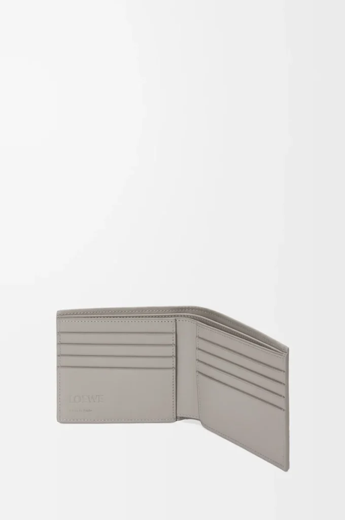 Bifold plånbok i texturerat klassiskt kalvskinn Shell Grey Bifold plånbok i texturerat klassiskt kalvskinn Shell Grey