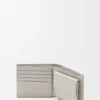 Bifold-plånbok i texturerat klassiskt kalvskinn Shell Grey Bifold-plånbok i texturerat klassiskt kalvskinn Shell Grey