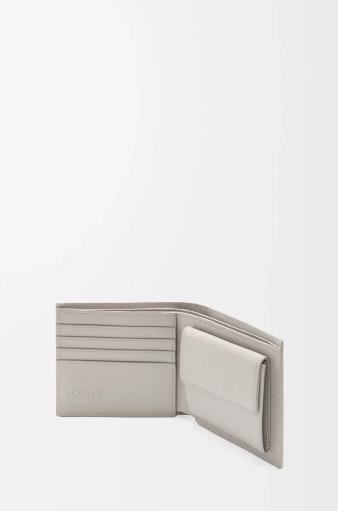 Bifold-plånbok i texturerat klassiskt kalvskinn Shell Grey Bifold-plånbok i texturerat klassiskt kalvskinn Shell Grey