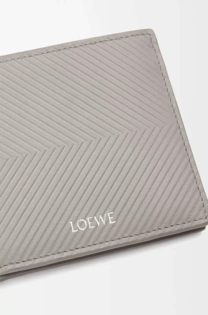 Bifold plånbok i texturerat klassiskt kalvskinn Shell Grey Bifold plånbok i texturerat klassiskt kalvskinn Shell Grey