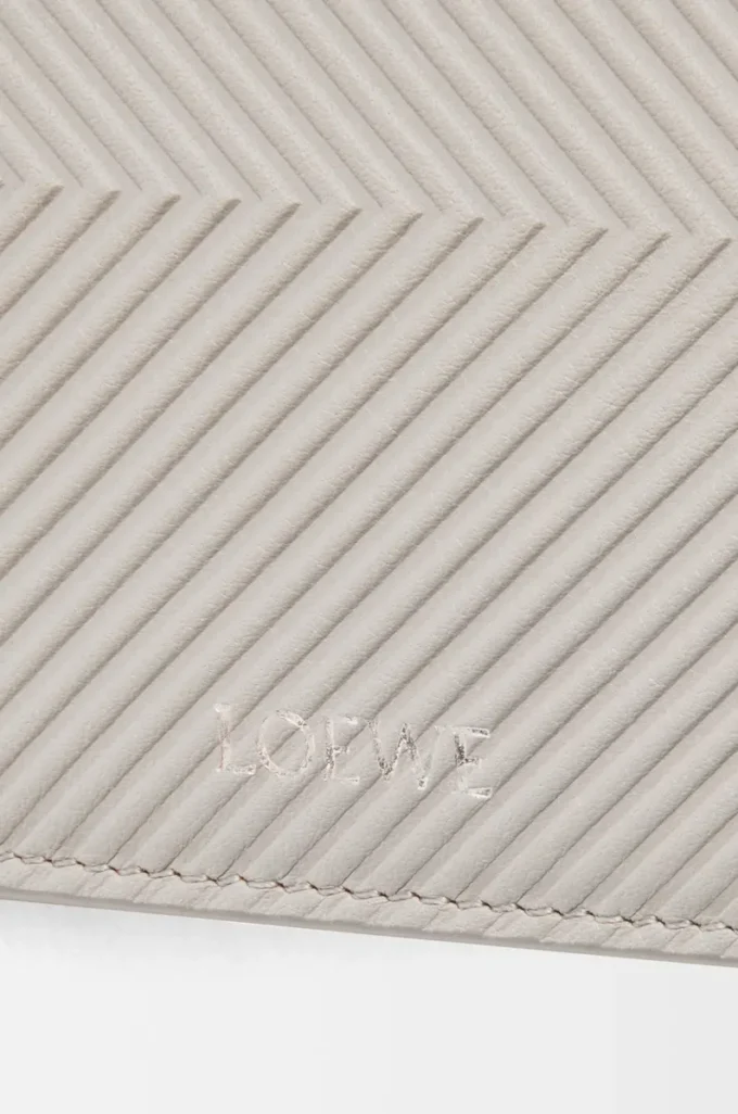 Bifold-plånbok i texturerat klassiskt kalvskinn Shell Grey Bifold-plånbok i texturerat klassiskt kalvskinn Shell Grey