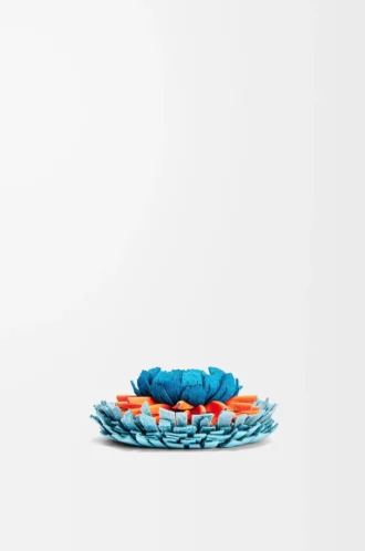 Blomsterbrosch i klassiskt kalvskinn Aqua