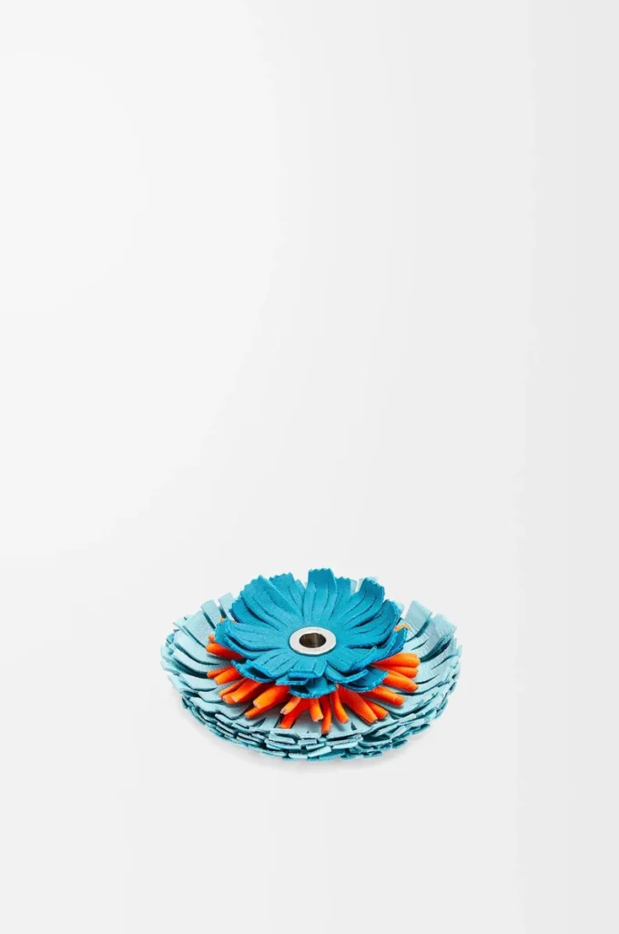 Blomsterbrosch i klassiskt kalvskinn Aqua Blomsterbrosch i klassiskt kalvskinn Aqua