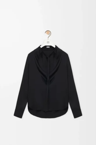 Blus i svart siden