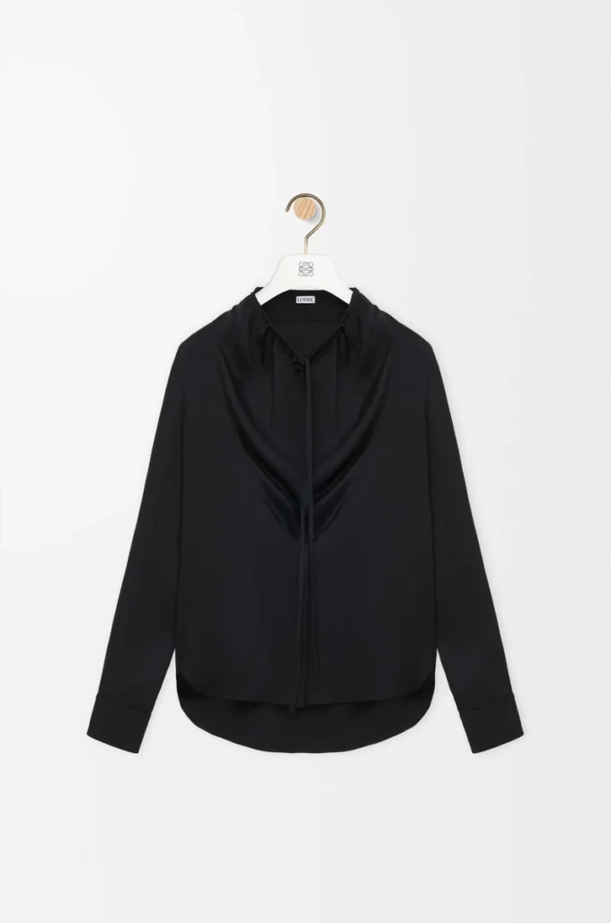 Blus i svart siden Blus i svart siden