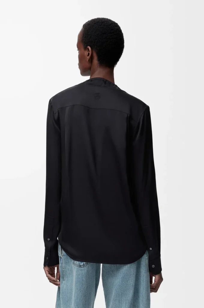 Blus i svart siden Blus i svart siden