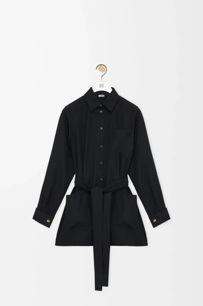 Blus med bälte i svart siden Blus med bälte i svart siden
