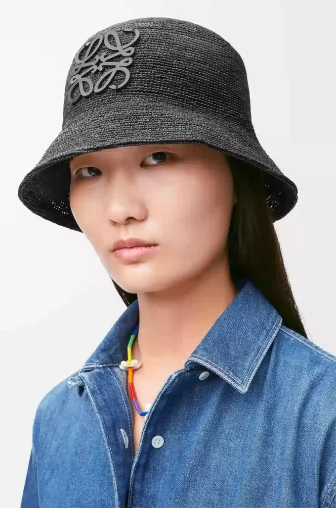 Bucket hat i raffia och kalvskinn Svart Bucket hat i raffia och kalvskinn Svart