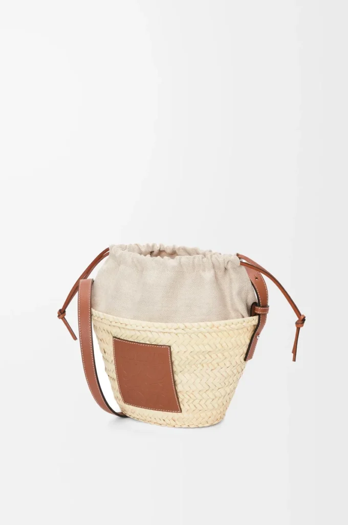 Bucketväska med dragsko i palmblad och kalvskinn Natur/Tan Bucketväska med dragsko i palmblad och kalvskinn Natur/Tan