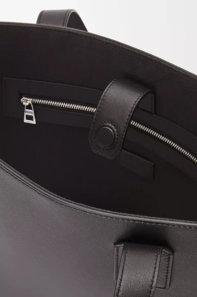 Buckle horisontell tote i klassiskt kalvskinn Svart Buckle horisontell tote i klassiskt kalvskinn Svart