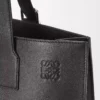 Buckle horisontell tote i klassiskt kalvskinn Svart Buckle horisontell tote i klassiskt kalvskinn Svart